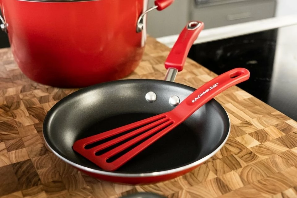 Rachael Ray Red Gradient 14 Piece Enamel Cookware Set 6 Rachael Ray Red Gradient 14 Piece Enamel Cookware Set - Image 4