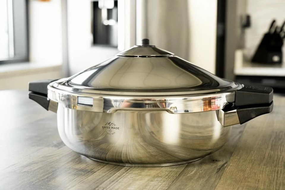 Kuhn Rikon Family Style Pressure Cooker 5 Quart Braiser 4 Kuhn Rikon Family Style Pressure Cooker 5 Quart Braiser - Image 2