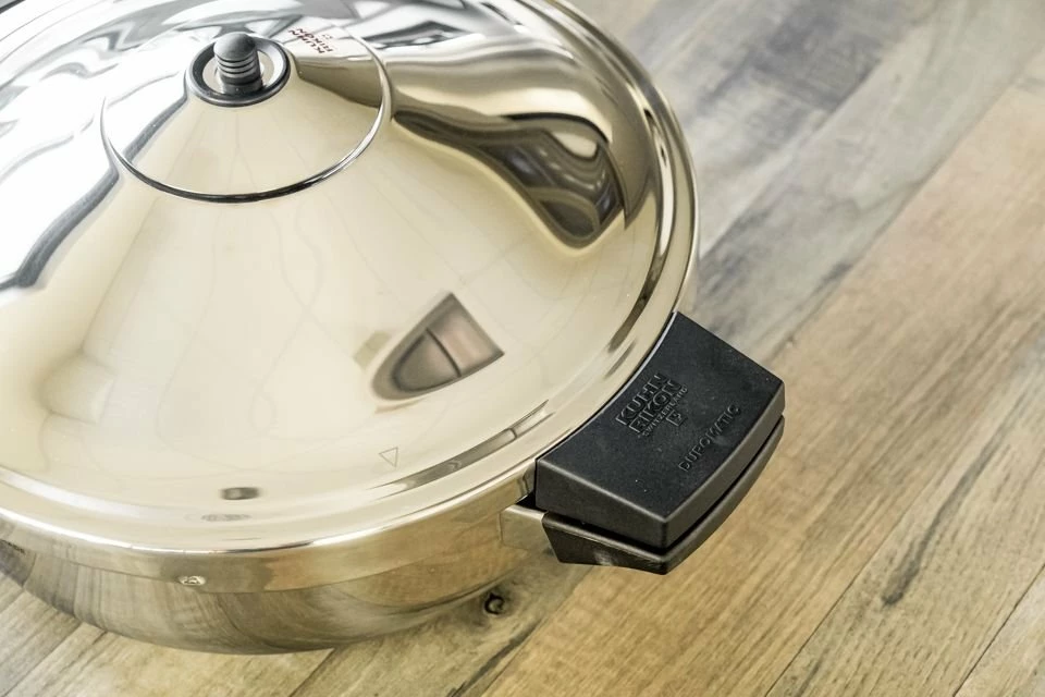 Kuhn Rikon Family Style Pressure Cooker 5 Quart Braiser 7 Kuhn Rikon Family Style Pressure Cooker 5 Quart Braiser - Image 5