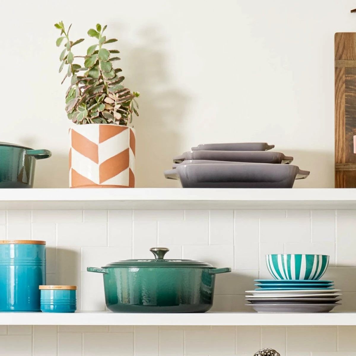 Le Creuset 4.5 Qt. Round Signature Dutch Oven With Stainless Steel Knob | Artichaut 7 Le Creuset 4.5 Qt. Round Signature Dutch Oven With Stainless Steel Knob | Artichaut - Image 5