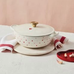 Le Creuset L'Amour 2.75 Qt. Enameled Cast Iron Soup Pot With Gold Knob & Heart Applique | White 14 Le Creuset L'Amour 2.75 Qt. Enameled Cast Iron Soup Pot With Gold Knob & Heart Applique | White -Le Creuset Shop rs13359 201020 lecreuset lamoursouppot 0423 ret